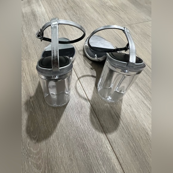 ZARA Woman Block Heel Vinyl Sandals US8 EU39 - Picture 9 of 9